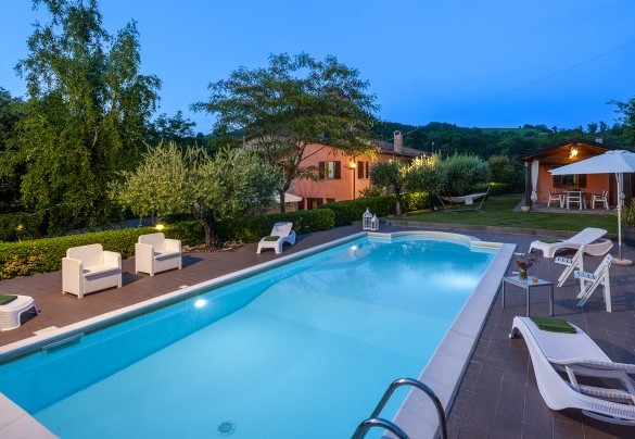 Piscina 11 x 4,40 m, profondità da 1 m a 1,45 m, con area solarium completa di ombrelloni, lettini,  tavolini, sedute e una doccia con acqua calda riscaldata con pannelli solari – Villa Banci