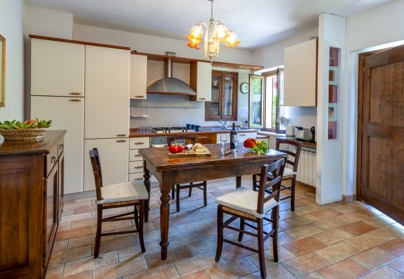 La cucina al piano primo è accessibile comodamente anche da una scala esterna posta di fronte all’annesso – Villa Banci