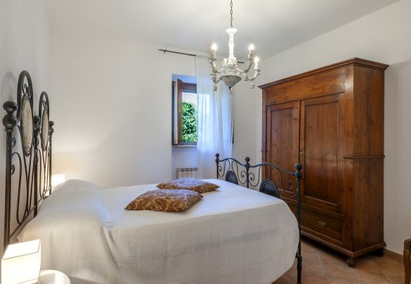 Camera matrimoniale al piano primo con letto alla francese – Villa Banci