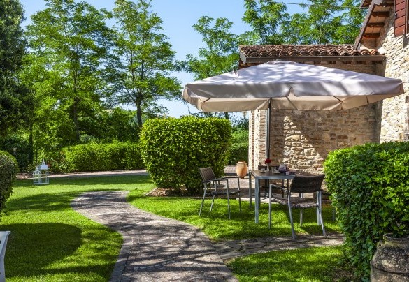 Zona pranzo esterna che permette di gustare pranzi e cene all’aperto godendo del panorama – Villa Banci