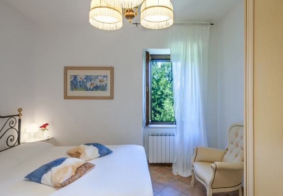Camera matrimoniale con letto alla francese al piano primo – Villa Banci