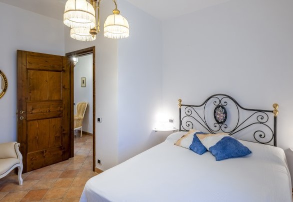 Camera matrimoniale con letto alla francese al piano primo – Villa Banci