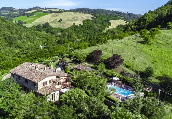 Veduta generale della villa immersa nella cornice delle colline di Urbino – Villa Banci