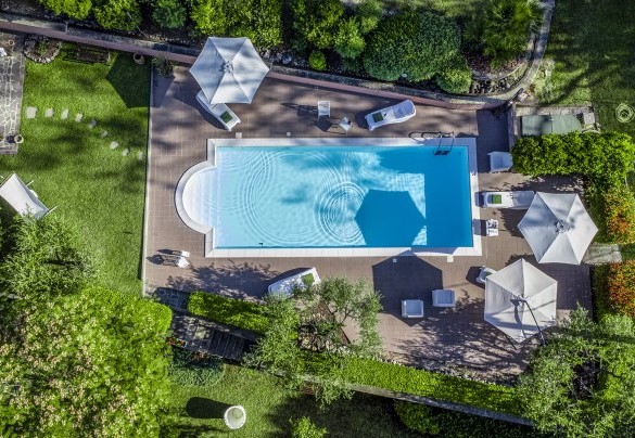 Piscina 11 x 4,40 m, profondità da 1 m a 1,45 m, con area solarium attrezzata e doccia – Villa Banci