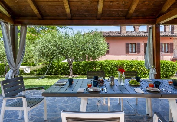 Il portico si affaccia direttamente sulla piscina ed è il luogo ideale per preparare pranzi o cene e apprezzare il rilassante panorama collinare – Villa Banci