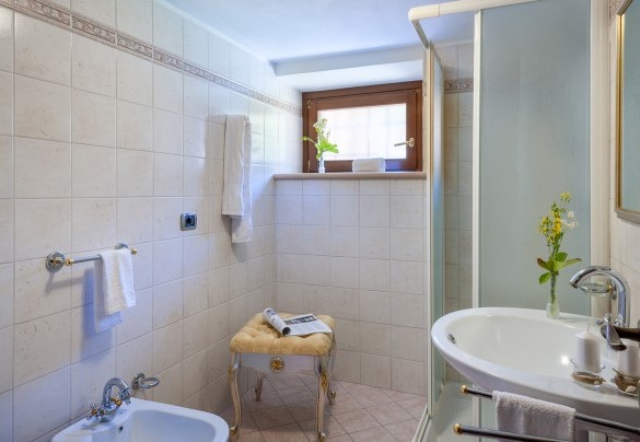 Bagno en suite con doccia al piano terra – Villa Banci