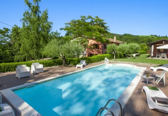 La piscina è collocata su un piano rialzato rispetto alla villa, ad una distanza di circa 20 m dall’ingresso principale – Villa Banci