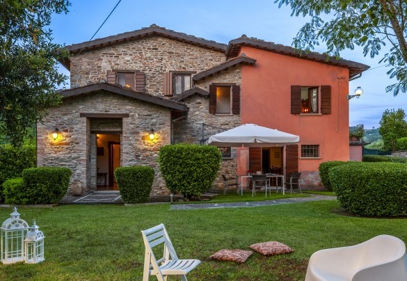 Ingresso principale della villa con zona pranzo esterna – Villa Banci
