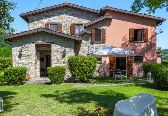 Ingresso principale della villa con zona pranzo esterna – Villa Banci