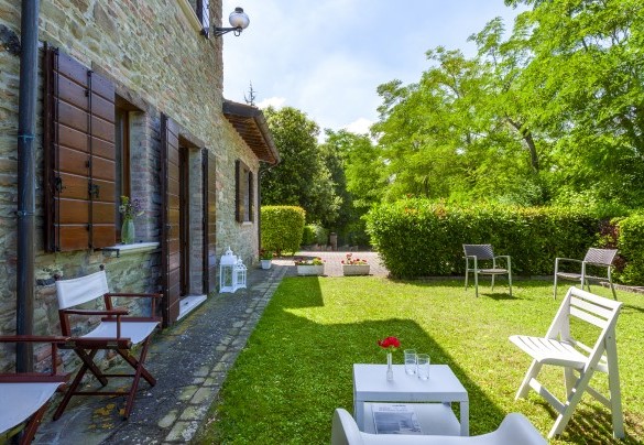 Il parco accoglie diverse zone relax complete di ombrelloni, sedute e tavolini, che permettono di gustare pranzi e cene all’aperto godendo del panorama – Villa Banci