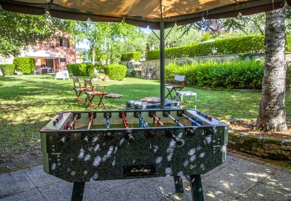 Sotto il gazebo è presente un calcio balilla, per il divertimento di adulti e bambini – Villa Banci