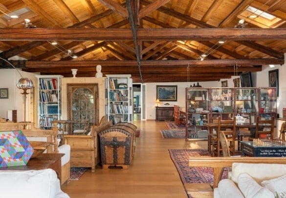 L'imponente salone del secondo piano elegantemente arredato - Villa Barchessa Panigai