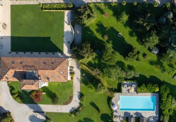 Una suggestiva veduta aerea della villa con il suo rigoglioso parco e la piscina - Villa Barchessa Panigai