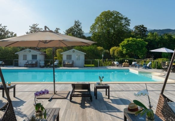 La piscina circondata da un ampio solarium attrezzato per i momenti di relax – Villa Barchessa Panigai