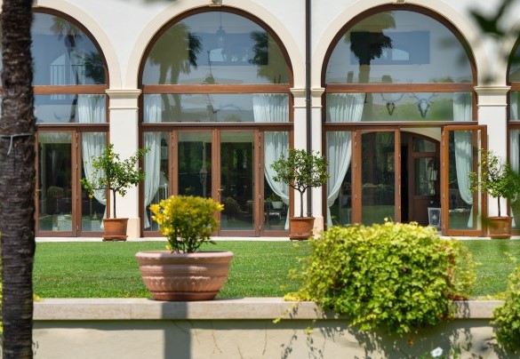 Il prato all'inglese antistante il portico coperto – Villa Barchessa Panigai