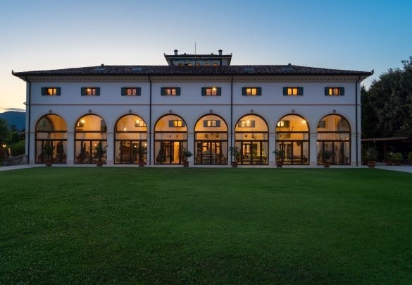 Il prato all'inglese antistante il portico coperto – Villa Barchessa Panigai
