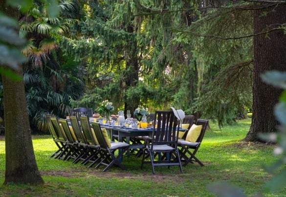 All’interno del parco si trovano delle alberature di grande fusto e piante che formano una suggestiva scenografia naturale assieme alle zone relax e pranzo allestite qua e là  - Villa Barchessa Panigai
