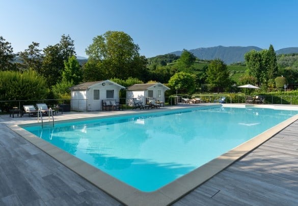 La piscina circondata da un ampio solarium attrezzato per i momenti di relax  – Villa Barchessa Panigai