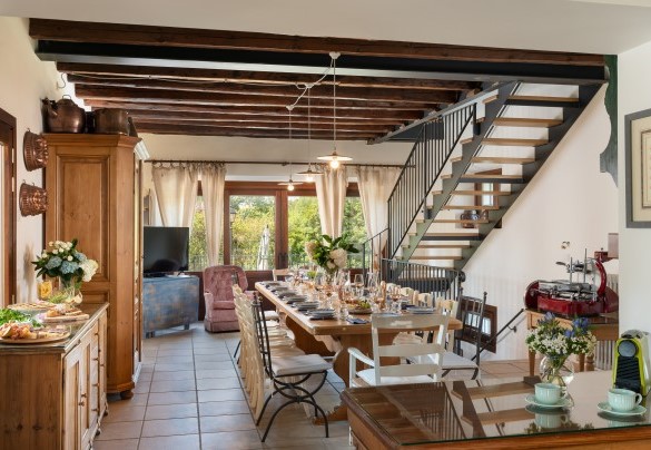 La sala da pranzo al piano terreno attigua alla cucina attrezzata – Villa Barchessa Panigai