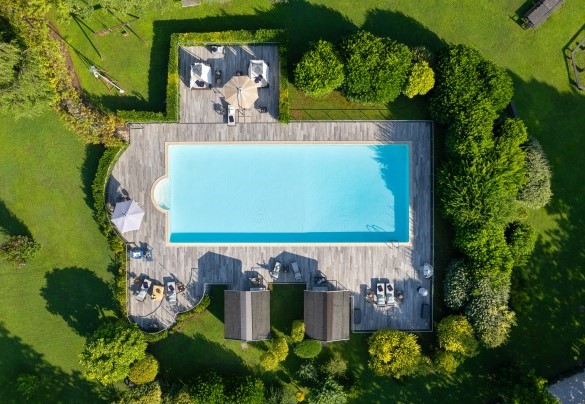 La piscina circondata da un’ampia zona relax con lettini prendisole dove trascorrere piacevoli momenti immersi nel verde del parco – Villa Barchessa Panigai