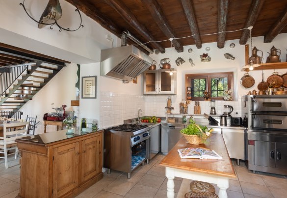 Ampia cucina completa di attrezzature di livello professionale – Villa Barchessa Panigai