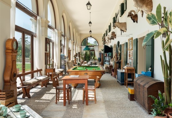 Il giardino d’inverno è attrezzato con divani, zona pranzo e biliardo – Villa Barchessa Panigai