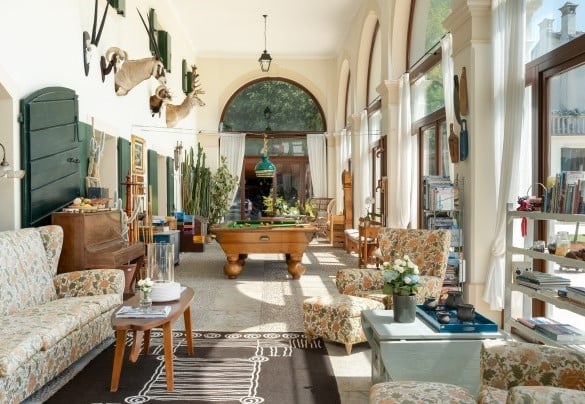 Il giardino d’inverno è attrezzato con divani, zona pranzo e biliardo – Villa Barchessa Panigai
