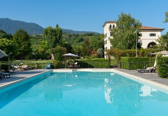 La piscina circondata da un ampio solarium attrezzato per i momenti di relax – Villa Barchessa Panigai
