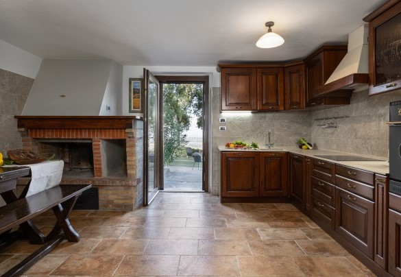 La cucina con camino al piano seminterrato collegata al giardino – Villa Bel Panorama