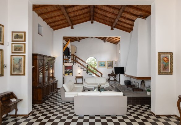 La camera matrimoniale n.4 si raggiunge attraverso una scala dal salone – Villa Bel Panorama 