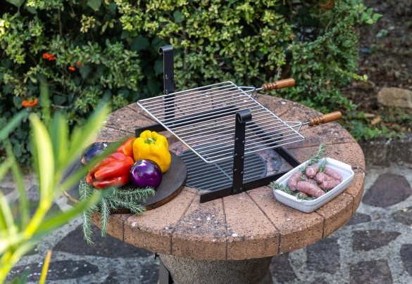 Il barbecue circolare in muratura all’uscita della cucina – Villa Bel Panorama