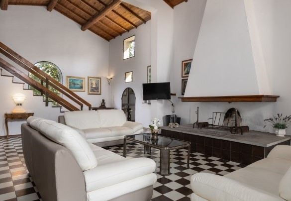 Il grande salone open space, collegato alla sala da pranzo – Villa Bel Panorama