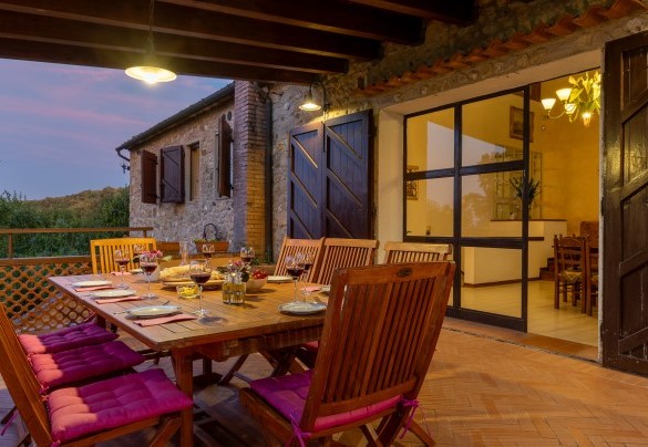 Portico panoramico e terrazzato collegato alla sala da pranzo – Villa Bel Panorama