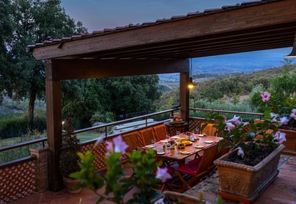 Cena al tramonto con vista mozzafiato sulla Val d’Elsa – Villa Bel Panorama