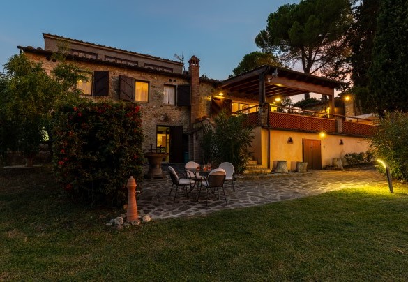 Aperitivo al tramonto in questa oasi di pace e di benessere naturale – Villa Bel Panorama
