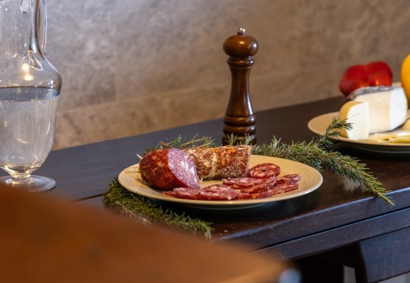 La cucina con camino al piano seminterrato collegata al giardino – Villa Bel Panorama