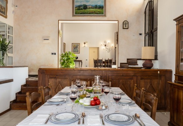 La sala da pranzo collegata tramite 4 scalini al salone open space – Villa Bel Panorama