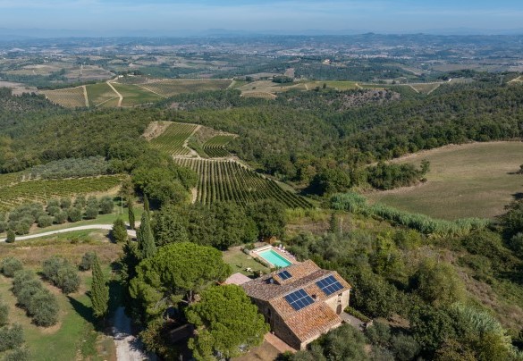 Vista mozzafiato sulla Val d’Elsa punteggiata da olivi e geometrie di viti – Villa Bel Panorama
