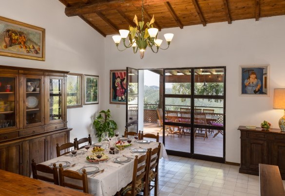 La sala da pranzo collegata al salone open space e al portico – Villa Bel Panorama