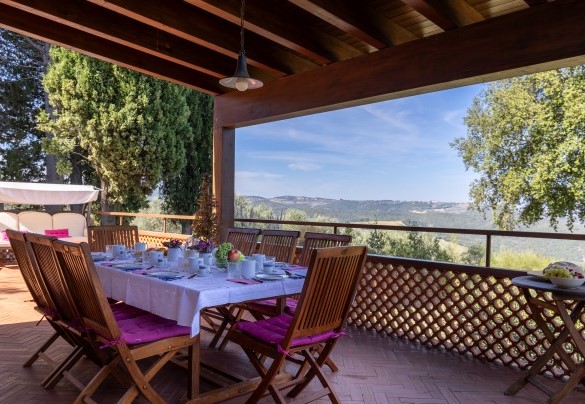 Portico panoramico e terrazzato collegato alla sala da pranzo – Villa Bel Panorama