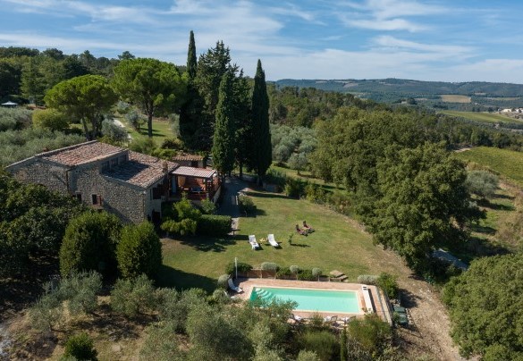 Adagiata su un colle a dominio di una vista mozzafiato sulla Val d’Elsa – Villa Bel Panorama