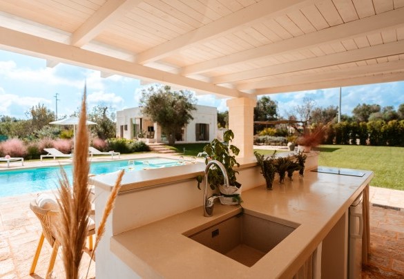 The outdoor kitchen has a large and practical stone worktop - Villa Belkis