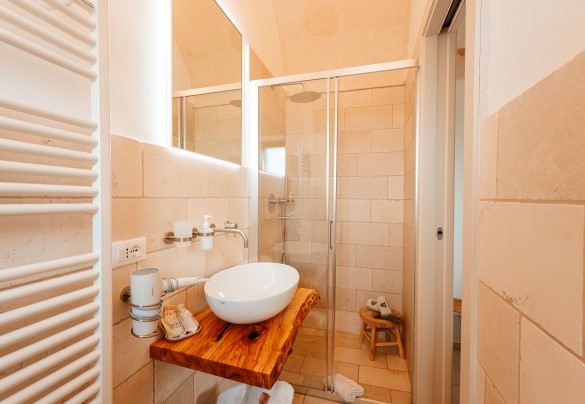 The bathroom with en-suite shower in room n.2 - Villa Belkis