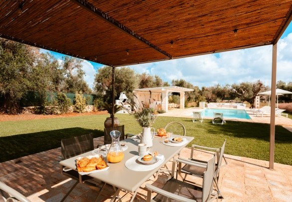 The pool is salt sanitised and can also be used in the evening thanks to indoor and outdoor lighting - Villa Belkis