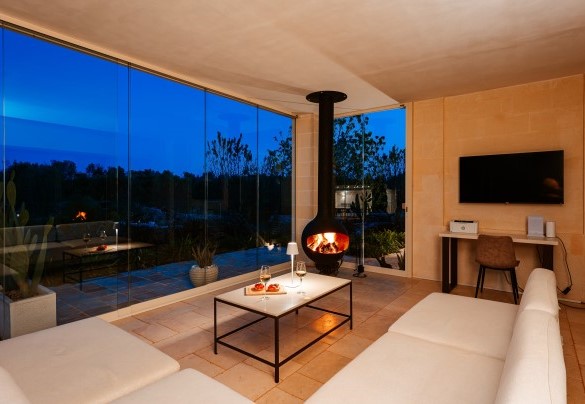 The veranda adjacent to the kitchen, with its fireplace, becomes an area to be enjoyed to the full evenings - Villa Belkis
