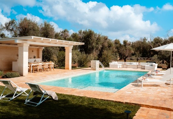 The natural-coloured tub is rectangular in shape, lined with PVC and equipped with three spacious submerged entrance steps - Villa Belkis