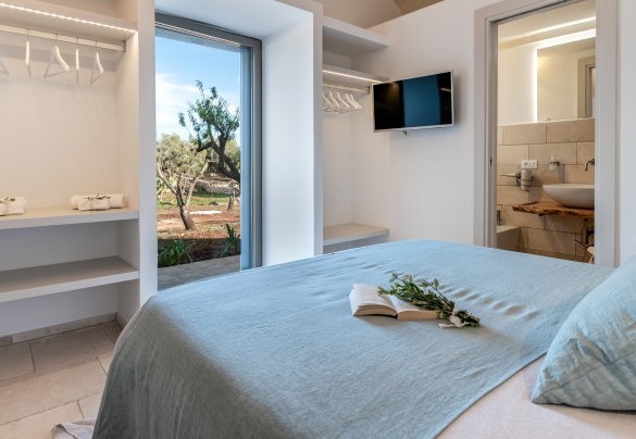 Double room n.2 with king-size bed and direct access to the outside - Villa Belkis