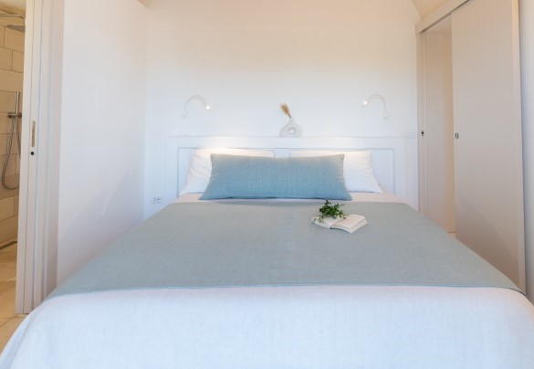 The comfortable king-size bed in double room n.2 with en-suite bathroom - Villa Belkis