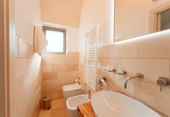 The bathroom with en-suite shower in room n.2 - Villa Belkis