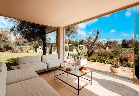 The veranda adjacent to the kitchen, with its fireplace, becomes an area to be enjoyed - Villa Belkis